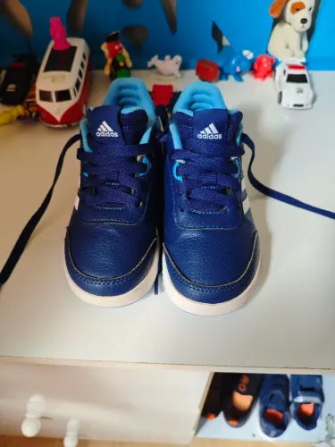 Adidas infantil número 26 original tenho nota comprado na Adidas 
