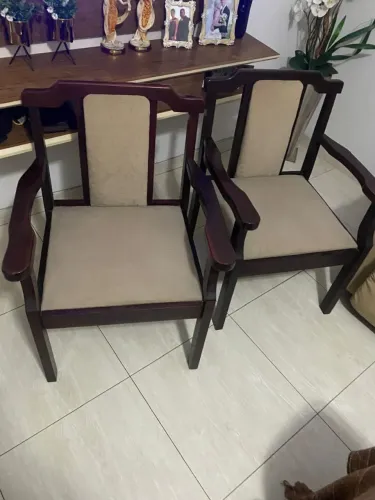 Cadeiras de madeira super conservada. Contato *