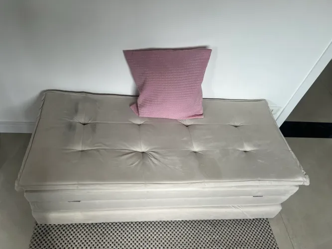 Sofá, cama casal e baú