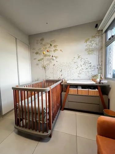 Berço e cômoda marca sombra e verão