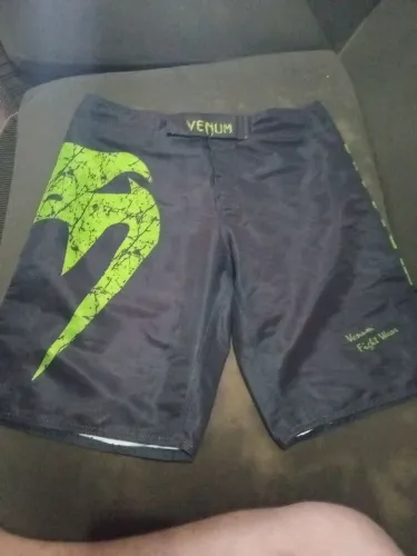 Short venum tamanho 42 ( ORIGINAL) 