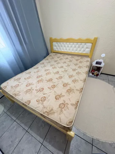 Cama em madeira com cabeceira (Acompanha colchão)