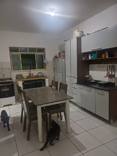 Estou doando: Mesa com 6 cadeiras, sofá, e  guarda-roupa 