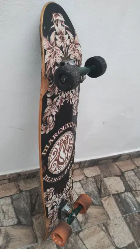 Skate modelo grande rodas diferente na traseira