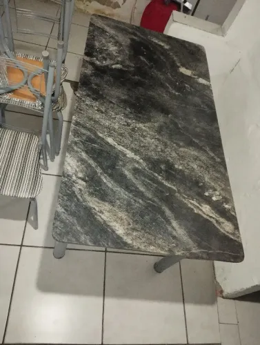 Vende-se uma mesa 6 cadeiras *