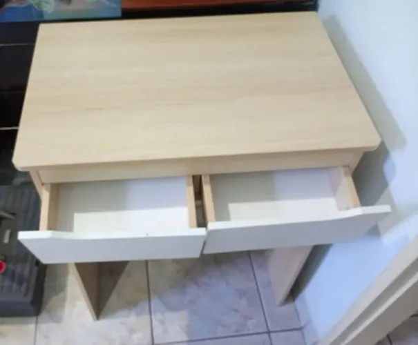 Mesinha com duas gavetas