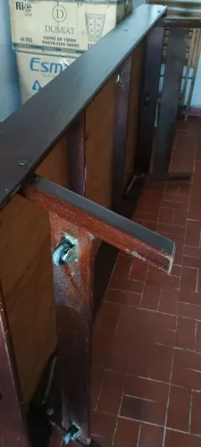 Cama de madeira com rodas