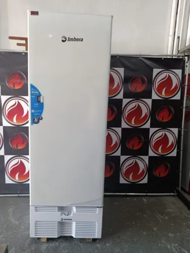 Freezer vertical da marca IMBERA, 220 volts modelo EVZ21, com porta sólida branca 