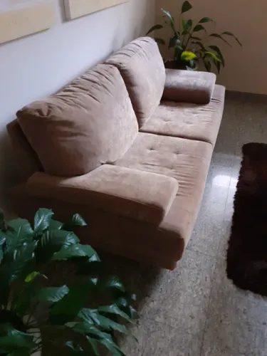 Sofá de dois lugares usado da marca Trevisan em tecido marrom. Estado NOVO. 