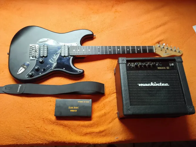 VENDO GUITARRA + AMPLIFICADOR + PEDALEIRA
