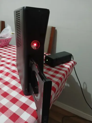 XBOX 360 SUPER SLIM 4GB COM DEFEITO - LEIA A DESCRIÇÃO