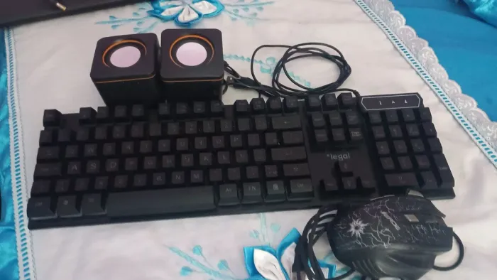 Combo teclado game , caixinha de som e mousse . 