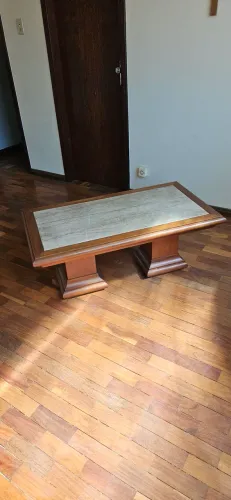 Mesa de Centro em madeira mogno, estilo colonial classico e tampo em marmore rosa mesclado