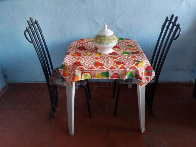 Conjunto Mesa plástica com duas Cadeiras