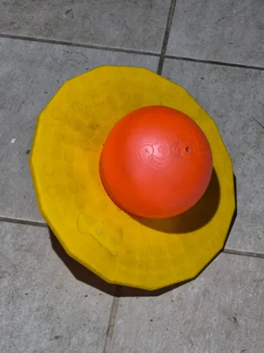 Pogobol Amarelo e Laranja da Estrela, um clássico brinquedo pula-pula infantil