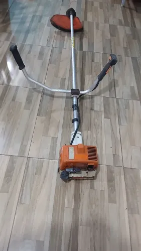 Roçadeira a Gasolina - esthil fs160 dins e Gramados