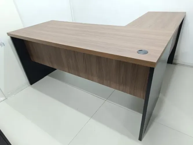Mesa de escritório em L