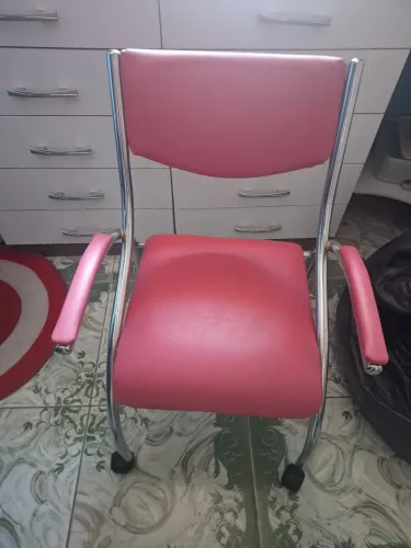 Cadeira Rosa de escritório com rodinhas ótimo estado 