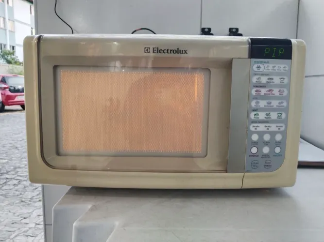 Micro-ondas Electrolux MEF41, com capacidade de 31 litro