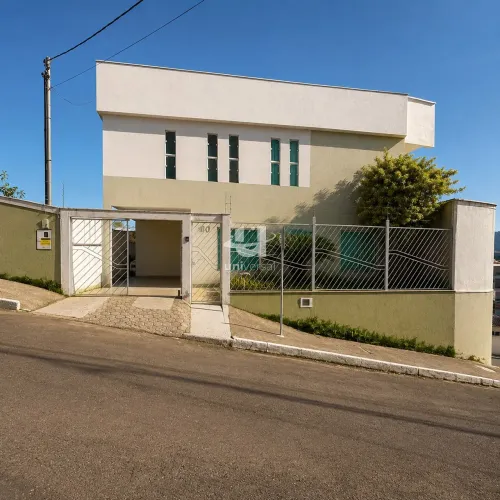 Casa com piscina e espaço gourmet no condomínio fechado mais perto do centro de Juiz de Fo
