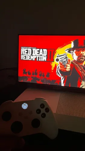 Xbox One S + RDR 2 + Manete Xbox Séries X
