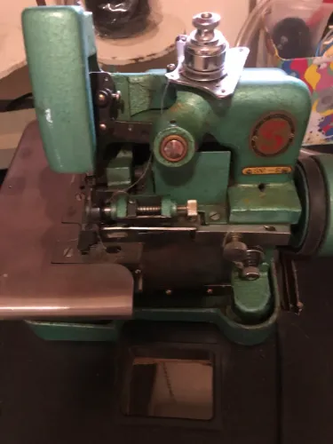 Máquina overloque usado, com mesa e motor 