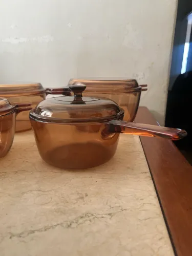 Jogo de panelas de vidro Vision (Corning Ware) na cor âmbar.