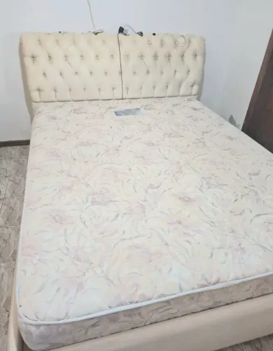 Cama Queen está bem conservada