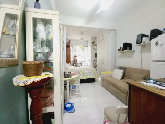 Conjugado estilo Stúdio à venda no Leme/RJ Cozinha americana, espaço para cama king e armá