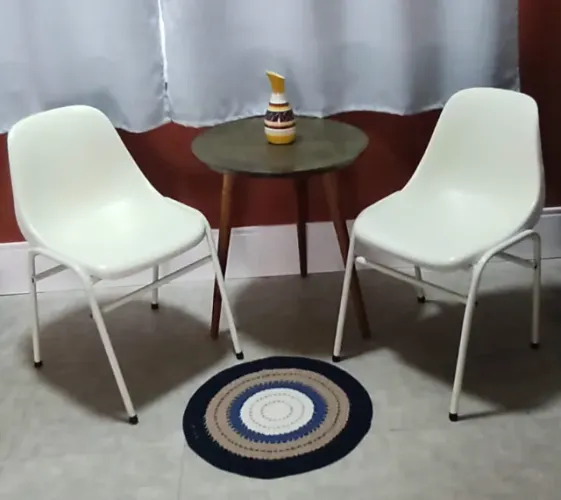 2 Cadeiras de Plastico Simples (pintadas) com pés de metal