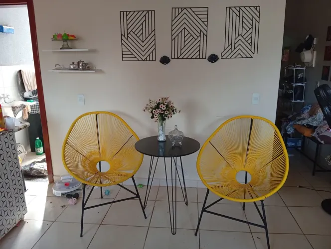 Conjunto de cadeiras retro Acapulco prêmio e mesa retrô com.pes de ferro e tampo de made 