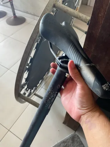 Este é um selim de bicicleta da marca Absolute, modelo Nero Gel