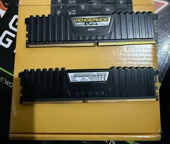 Memória RAM DDR4 8GB (2x4GB) Vengeance LPX 2400MHz