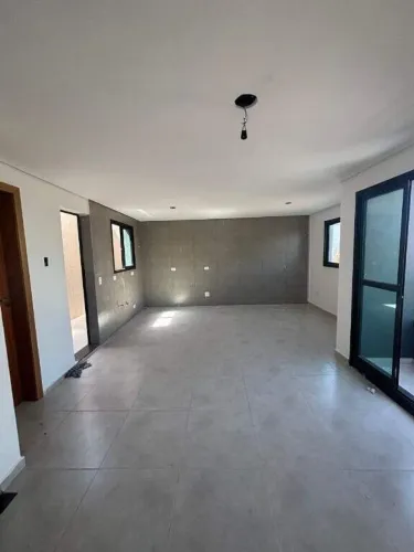 Sobrado à Venda em Santo André Vila Scarpelli | 2 suítes, 2 varandas, porcelanato