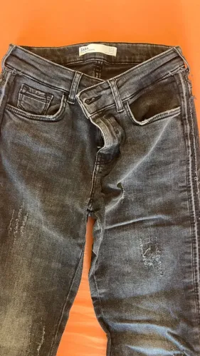 Calça jeans ZARA, preto estonado, com leves rasgos