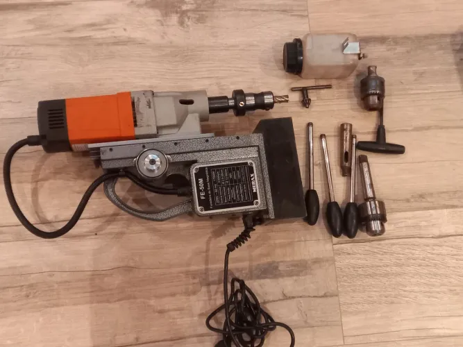 Furadeira de base magnética merax FE-50M - 220V - 60Hz - 1700W