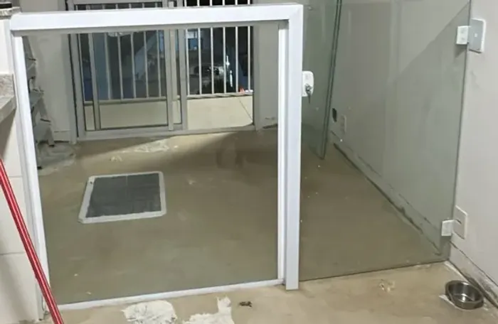 PORTÃO DE VIDRO NOVO