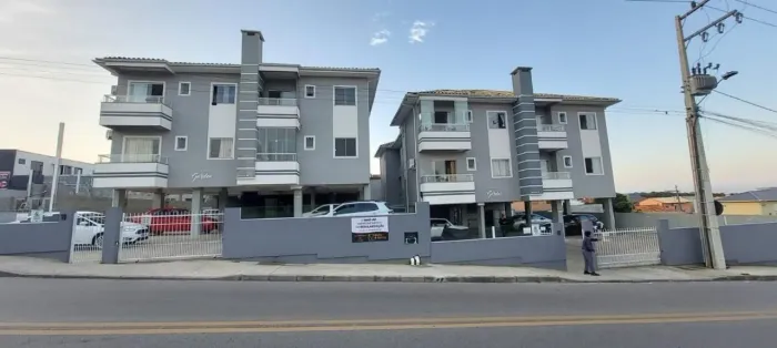 Apartamento na praia dos Ingleses 2 quartos semi mobiliado com 58m2 e garagem.