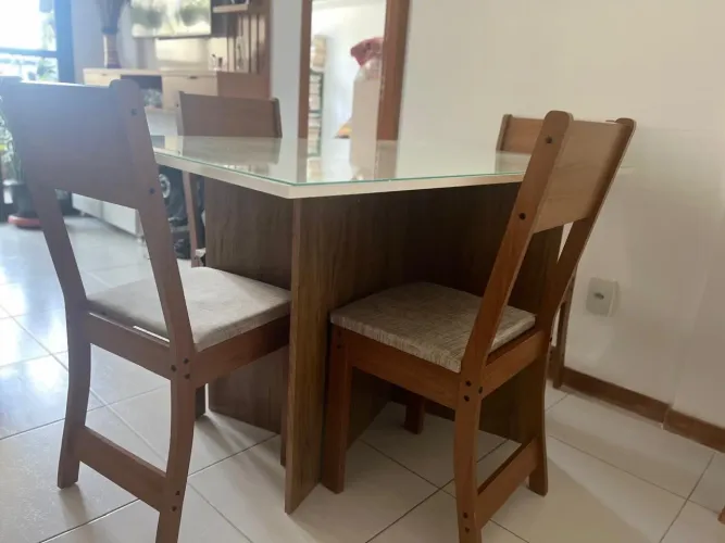 Vendo mesa com 4 cadeiras