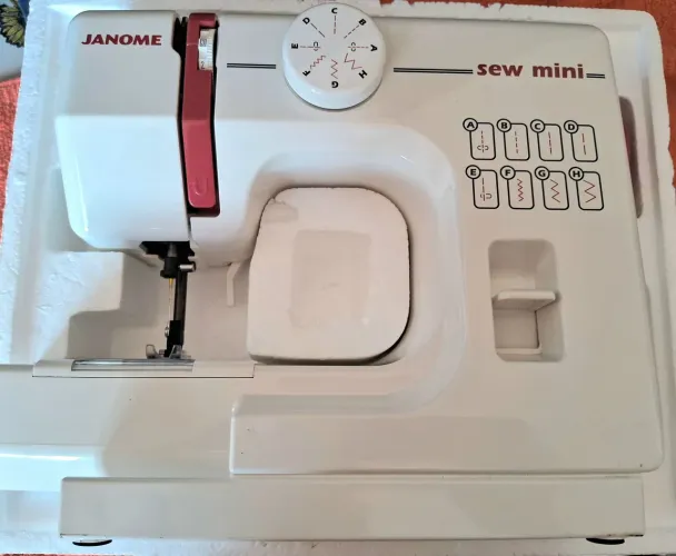 MINI MAQUINA DE COSTURA JANOME COM DEFEITO SEM PEDAL E FONTE .