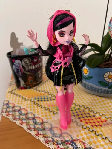 Boneca draculaura neon frights