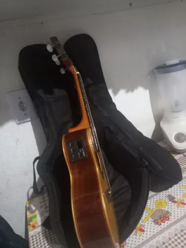 Vende-se um cavaquinho 