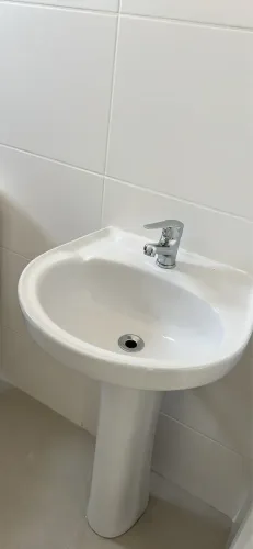 Pia com torneira