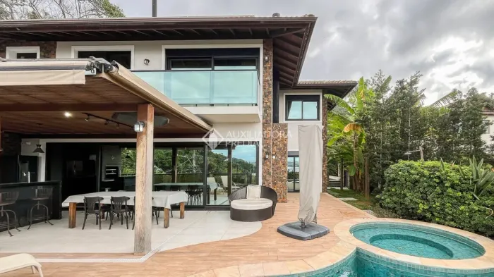 Casa de Alto Padrão com Vista para a Lagoa e Piscina Aquecida