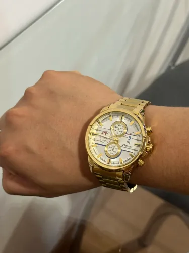 Relógio dourado