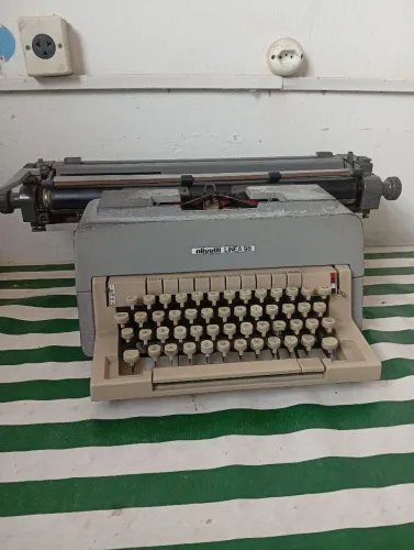 Máquina de escrever OLIVETTI LINEA 98 