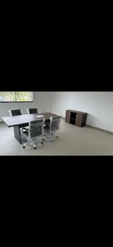 1 Mesa, 4 cadeiras e 1 armário baixo.