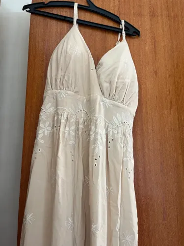 Vestido bege rendado