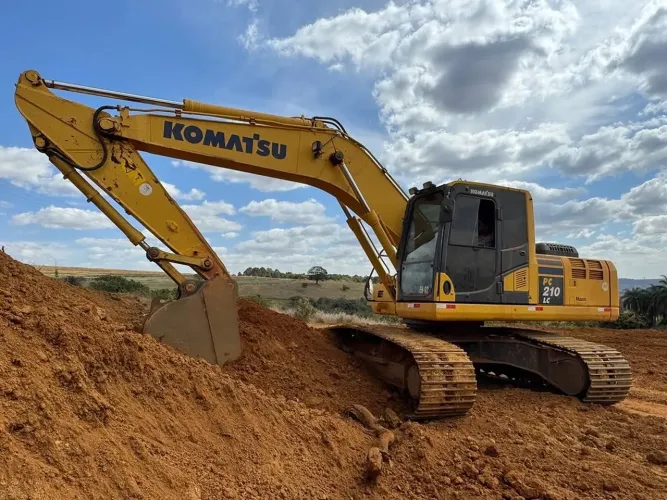 ESCAVADEIRA KOMATSU PC210LC ANO 2020