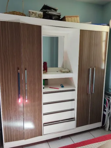 Guarda-Roupa Casal 4 Portas com Espelho e 4 Gavetas - Ótimo Estado